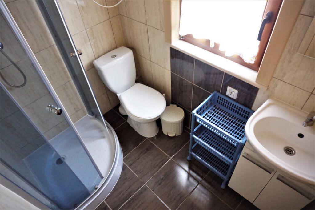 Domek 4-osobowy z wewnątrz w ośrodku Balos w Karwii