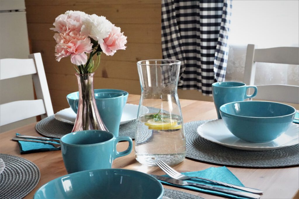 Zdjęcie przedstawiające wnętrze domku 8-osobowego w domkach Balos w Karwii.