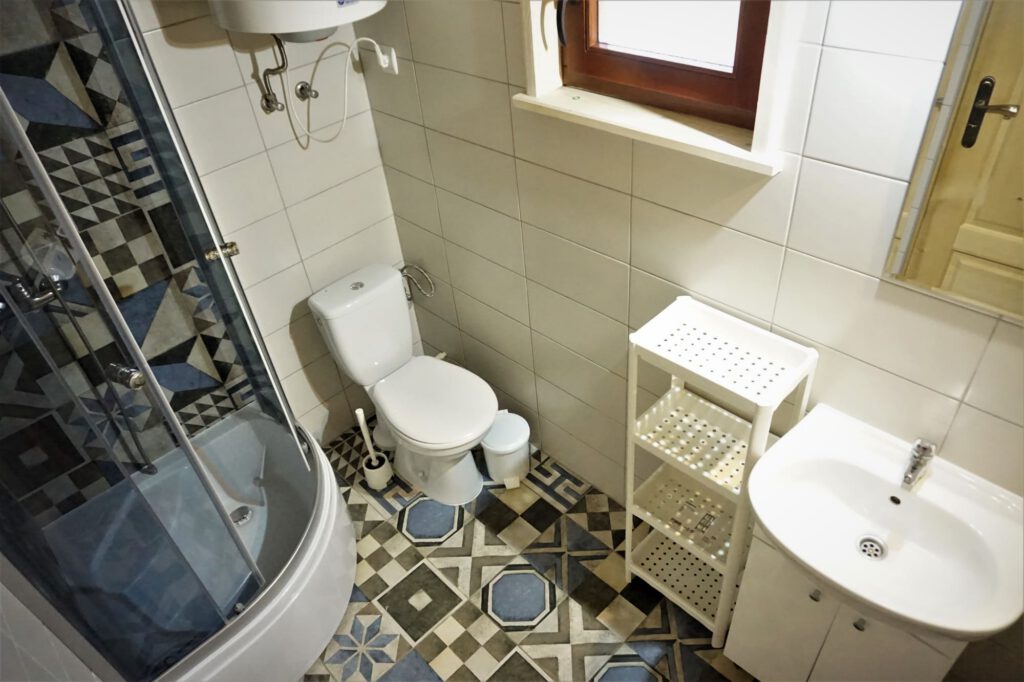 Zdjęcie przedstawiające wnętrze domku 6-osobowego w domkach Bałos w Karwii.