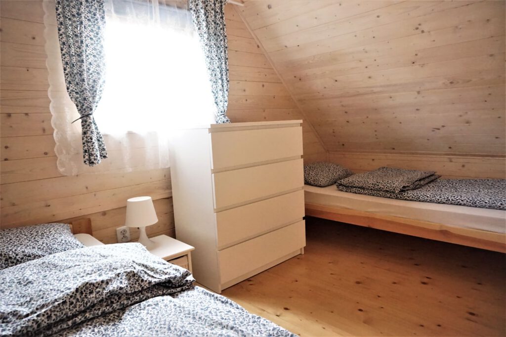 Zdjęcie przedstawiające wnętrze domku 6-osobowego w domkach Bałos w Karwii.