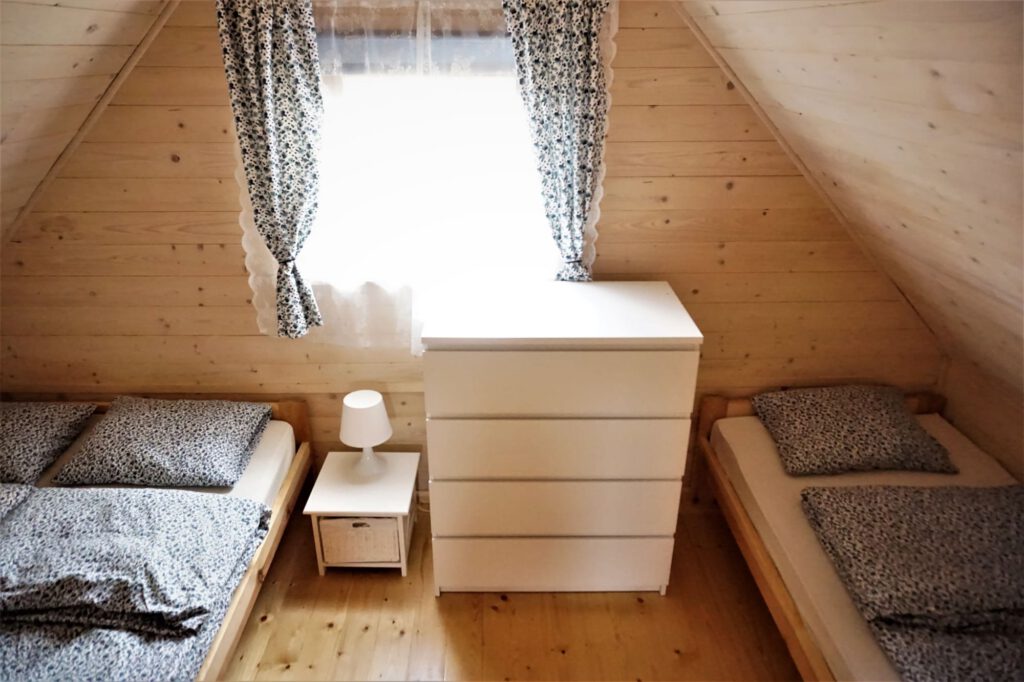 Zdjęcie przedstawiające wnętrze domku 6-osobowego w domkach Bałos w Karwii.