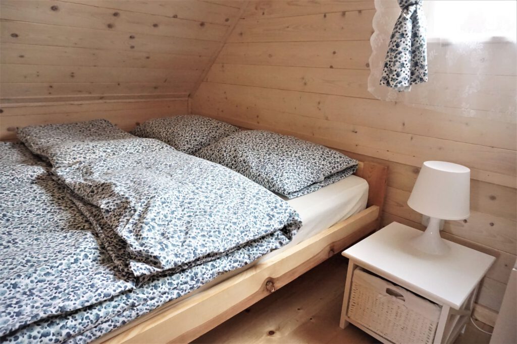 Zdjęcie przedstawiające wnętrze domku 6-osobowego w domkach Bałos w Karwii.