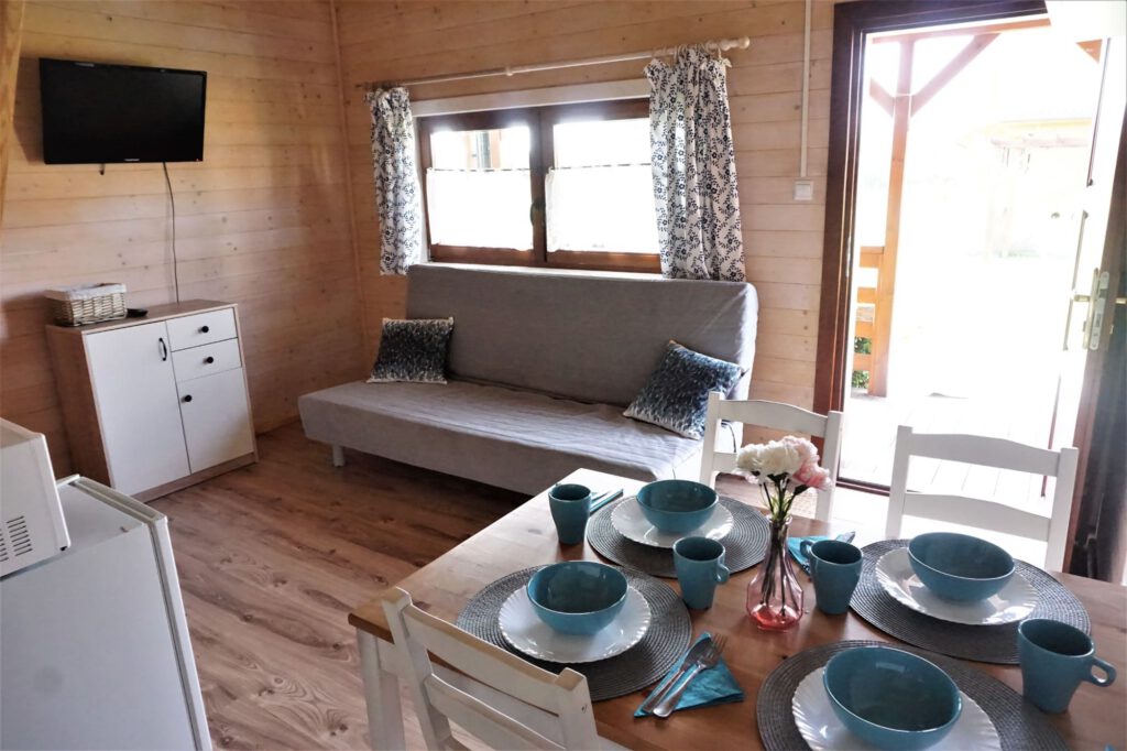 Salon w domku 4-osobowym w domkach Balos w Karwii