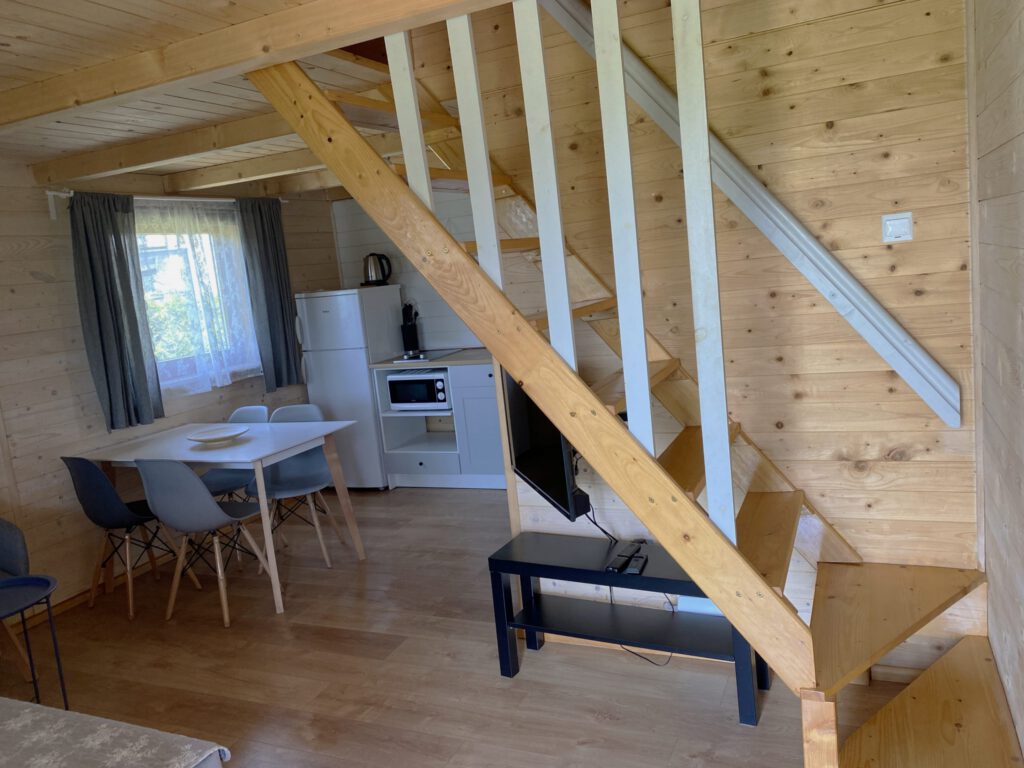 Zdjęcie przedstawiające wnętrze domku 6-osobowego w domkach Bałos w Karwii.