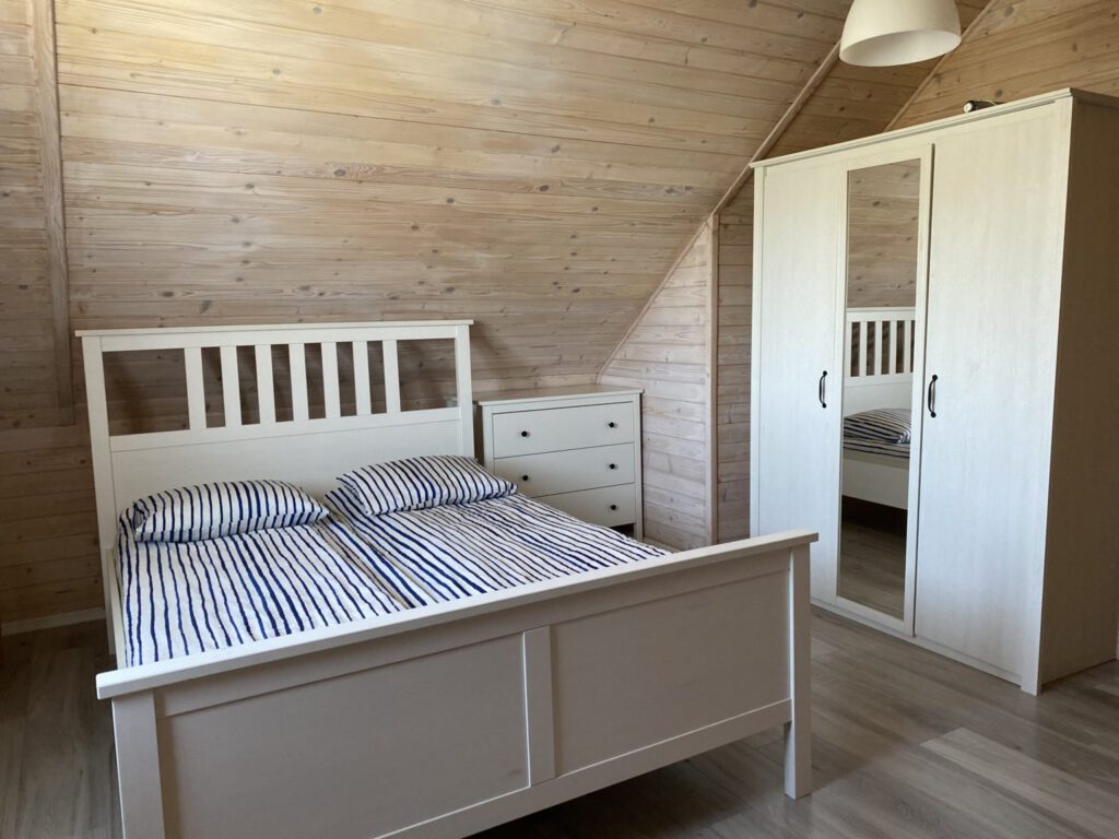 Zdjęcie przedstawiające wnętrze domku 8-osobowego w domkach Balos w Karwii.