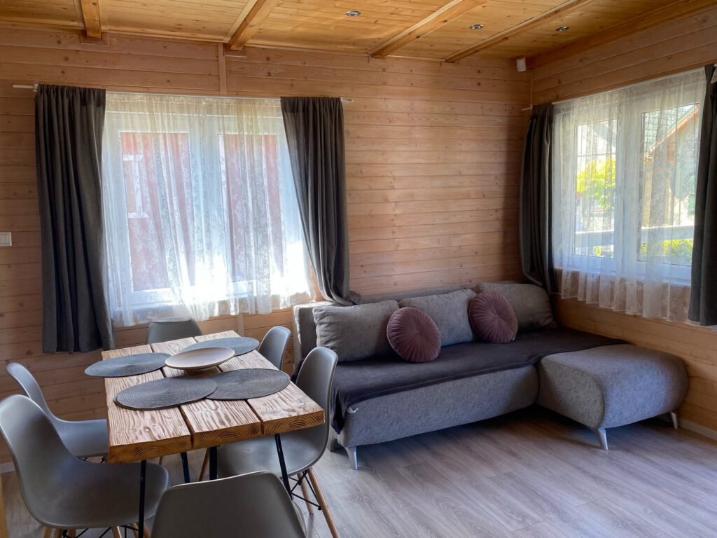 Zdjęcie przedstawiające wnętrze domku 8-osobowego w domkach Balos w Karwii.