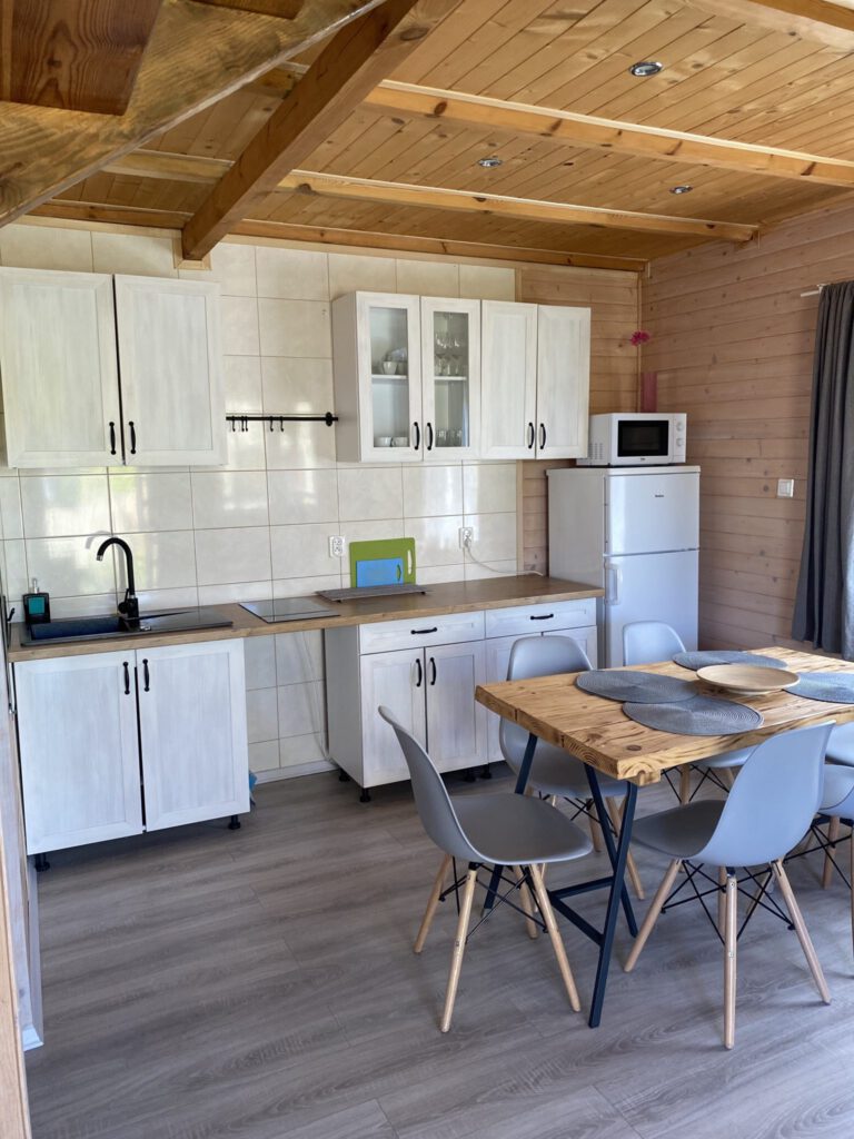 Zdjęcie przedstawiające wnętrze domku 8-osobowego w domkach Balos w Karwii.