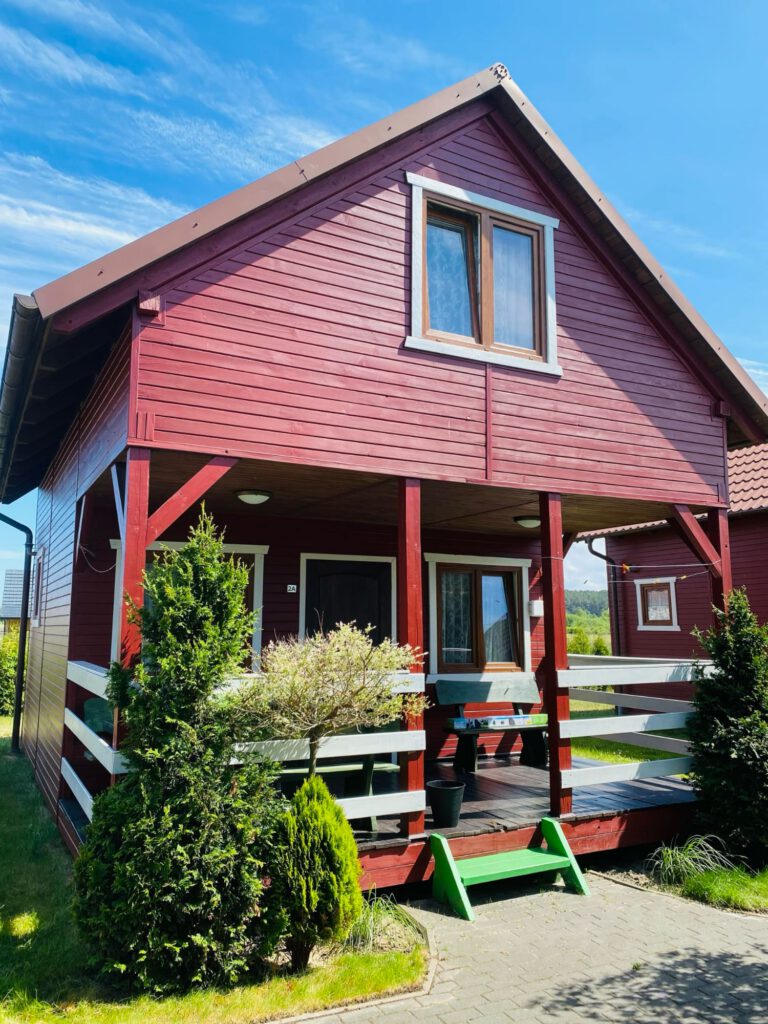 Zdjęcie przedstawiające z zewnątrz domek 8-osobowy w Domkach Balos w Karwii.