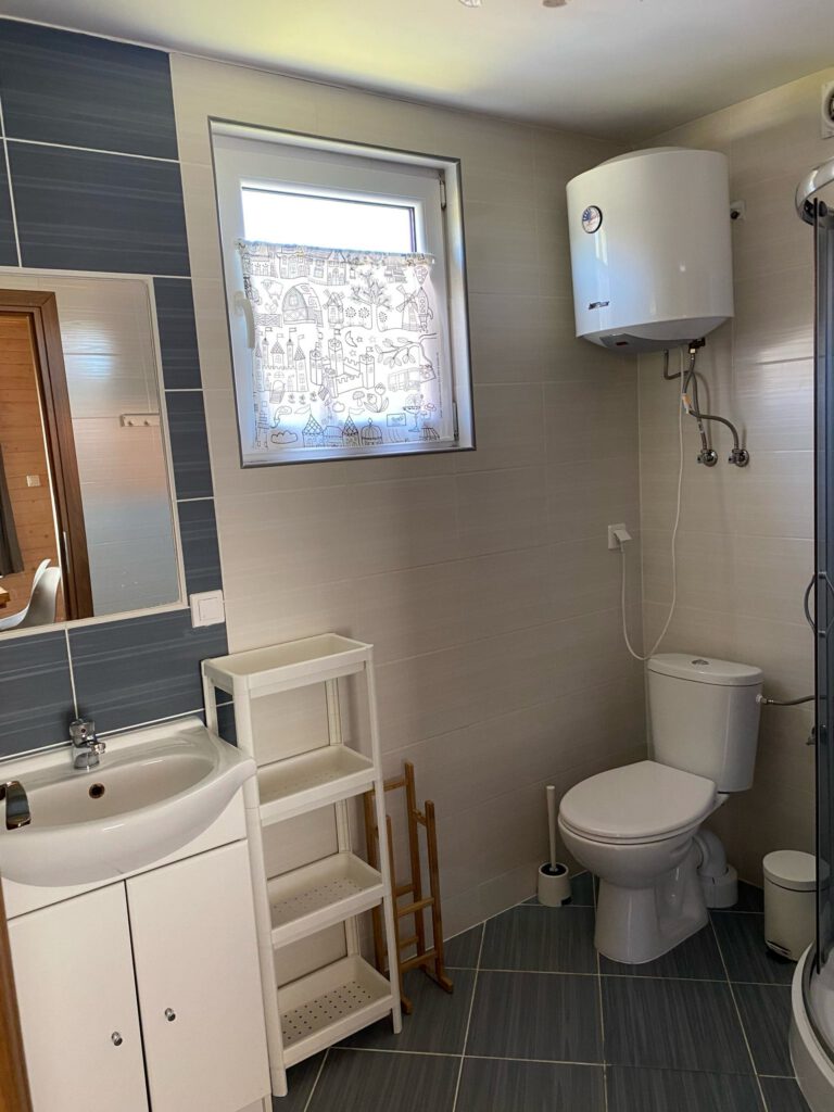 Zdjęcie przedstawiające wnętrze domku 8-osobowego w domkach Balos w Karwii.